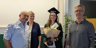 Disputation Leevke Gruppenfoto. Marcel Feichtinger, Angelika Prass, Leevke Wilkens mit Doktorhut und Blumenstrauß in der Hand, Riclef Schomerus
