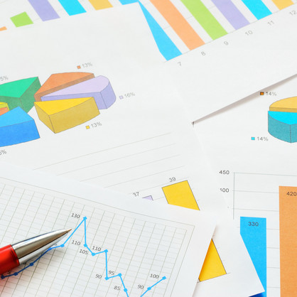 Diagramme_02 Bunte Kreis- und Balkendiagramme und ein Graph im Detail auf verschiedenen Seiten, die übereinander liegen.