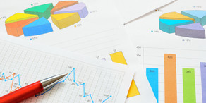 Diagramme_02 Bunte Kreis- und Balkendiagramme und ein Graph im Detail auf verschiedenen Seiten, die übereinander liegen.